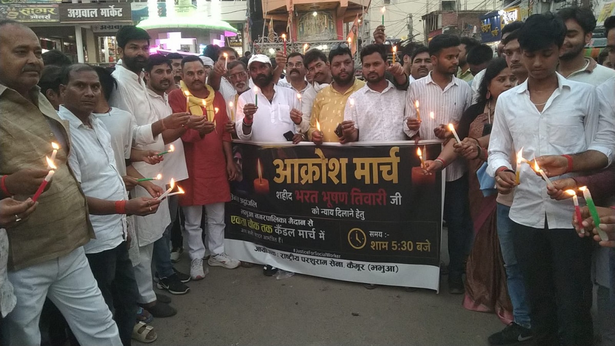 भरत तिवारी एनकाउंटर के खिलाफ कैमूर में निकाली गई आक्रोश कैंडल मार्च, दोषियों को फांसी देने की मांग