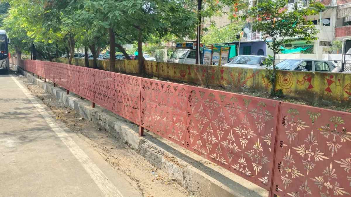 90 डिग्री ब्रिज के बाद एक और ‘मुजस्समा’: लोहे की 3 फीट ऊंची फेंसिंग से घेरा फुटपाथ, लोग बोले- ये डिजाइन मंजूर कैसे हो रहे?