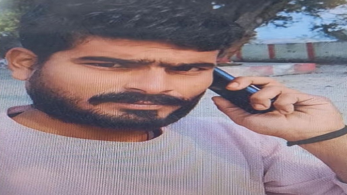हत्या या फिर कुछ और… सड़क किनारे युवक का शव बरामद होने से मचा हड़कंप, जांच में जुटी पुलिस