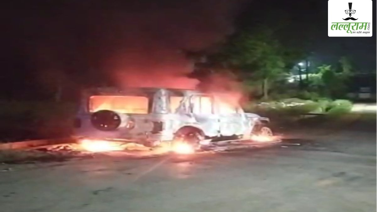 घर के बाहर खड़ी गाड़ी में बदमाशों ने लगाई आग: लोगों में मची अफरा-तफरी, जांच में जुटी पुलिस