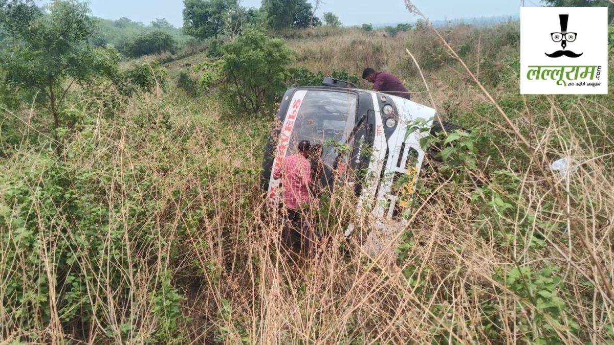 CG Bus Accident Breaking : खाई में गिरी बस, यात्रियों में मची अफरा-तफरी, 2 की हालत गंभीर