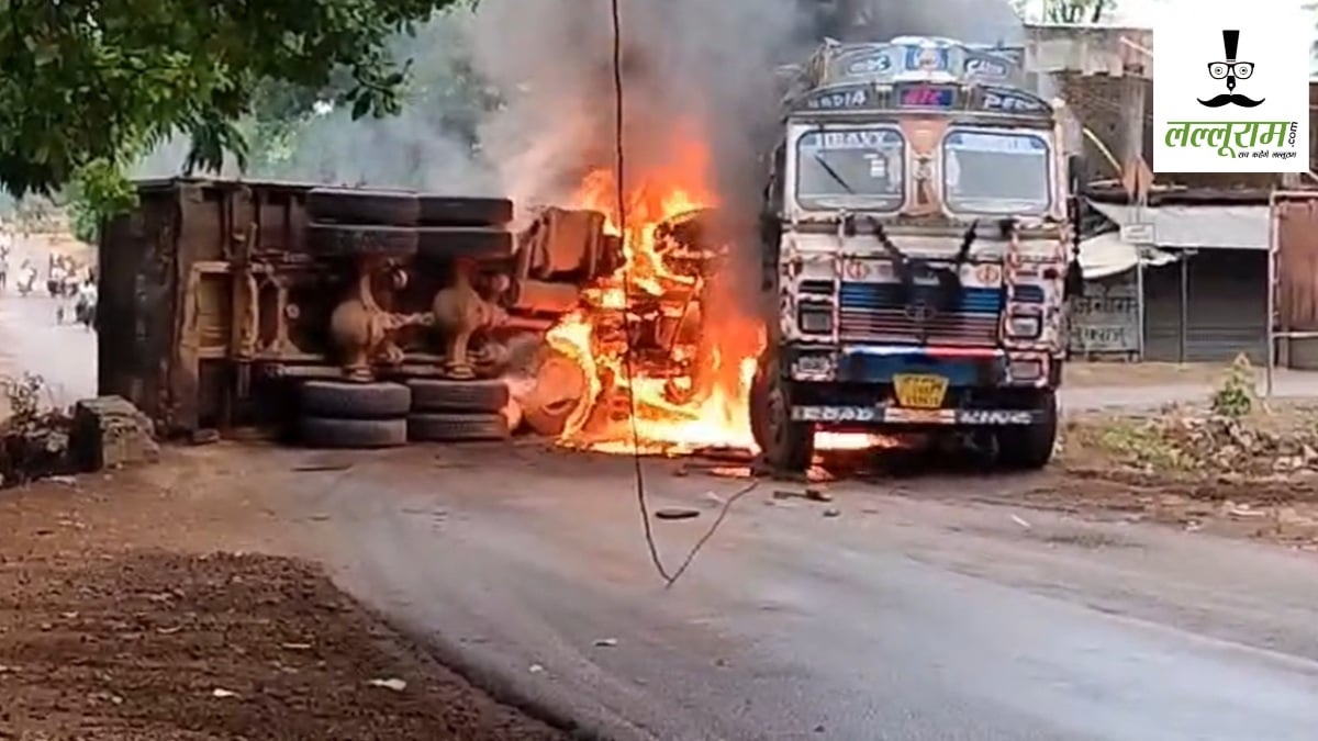 स्टेट हाईवे पर भीषण सड़क हादसा : दो ट्रकों में टक्कर के बाद लगी आग, दोनों चालक मौके से फरार