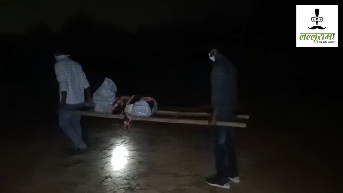 जंगल में युवती का मिला शव : पास पड़ी थी जहर की शीशी, परिजनों ने हत्या की जताई आशंका, जांच जारी