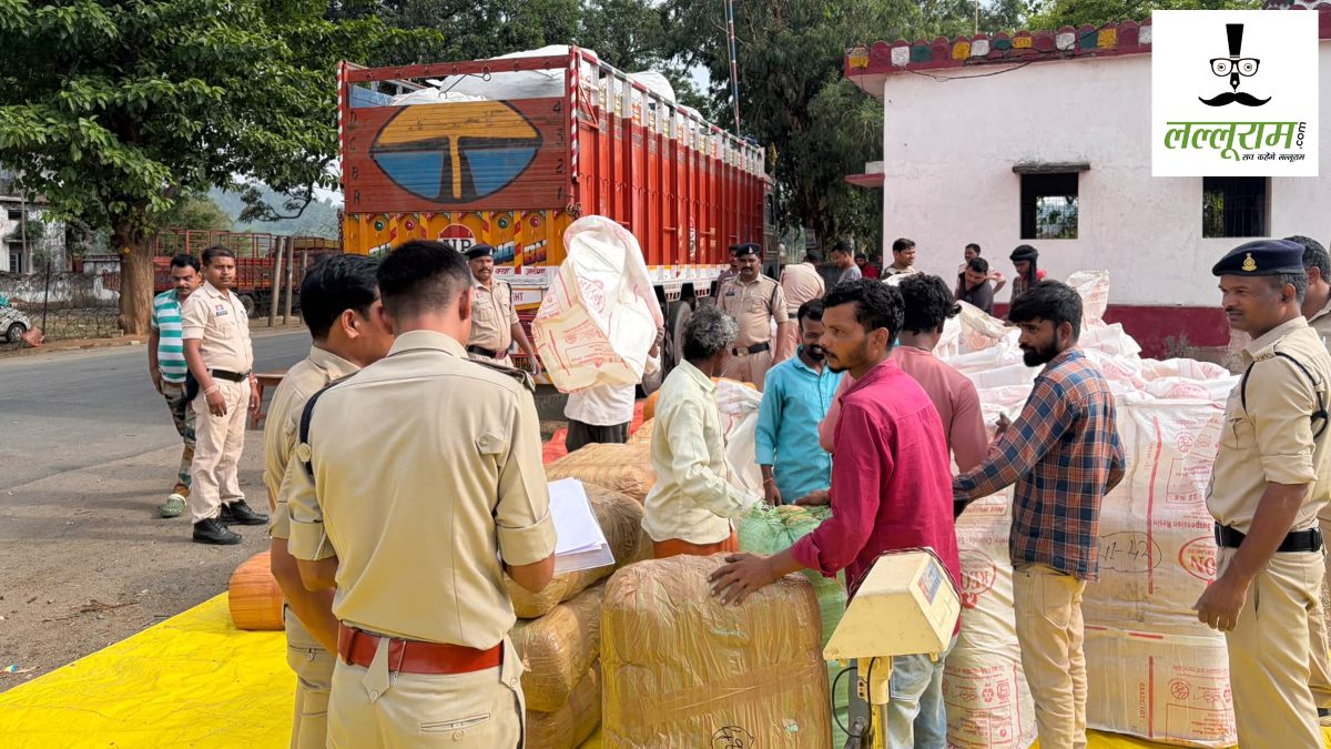 अंतरराज्यीय गांजा तस्करी का भंडाफोड़ : 10 करोड़ के गांजा के साथ 2 तस्कर गिरफ्तार, ओडिशा से ट्रक में भरकर ले जा रहे थे यूपी