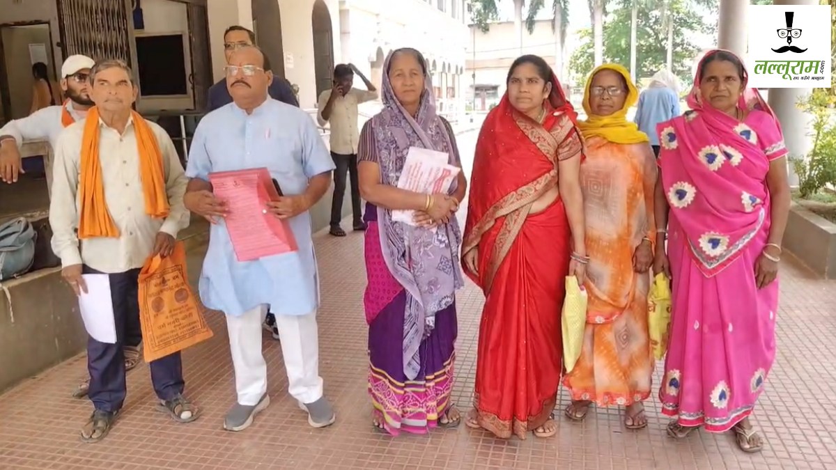 CG News : पेंशन नहीं मिलने से बुजुर्ग महिलाओं की बढ़ी मुसीबत, कलेक्ट्रेट पहुंचकर लगाई गुहार