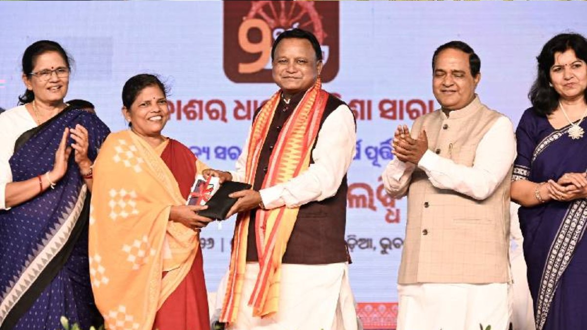 डिजिटल ओडिशा की ओर एक बड़ा कदम: CM मोहन चरण माझी ने आंगनबाड़ी कार्यकर्ताओं को बांटे स्मार्टफोन