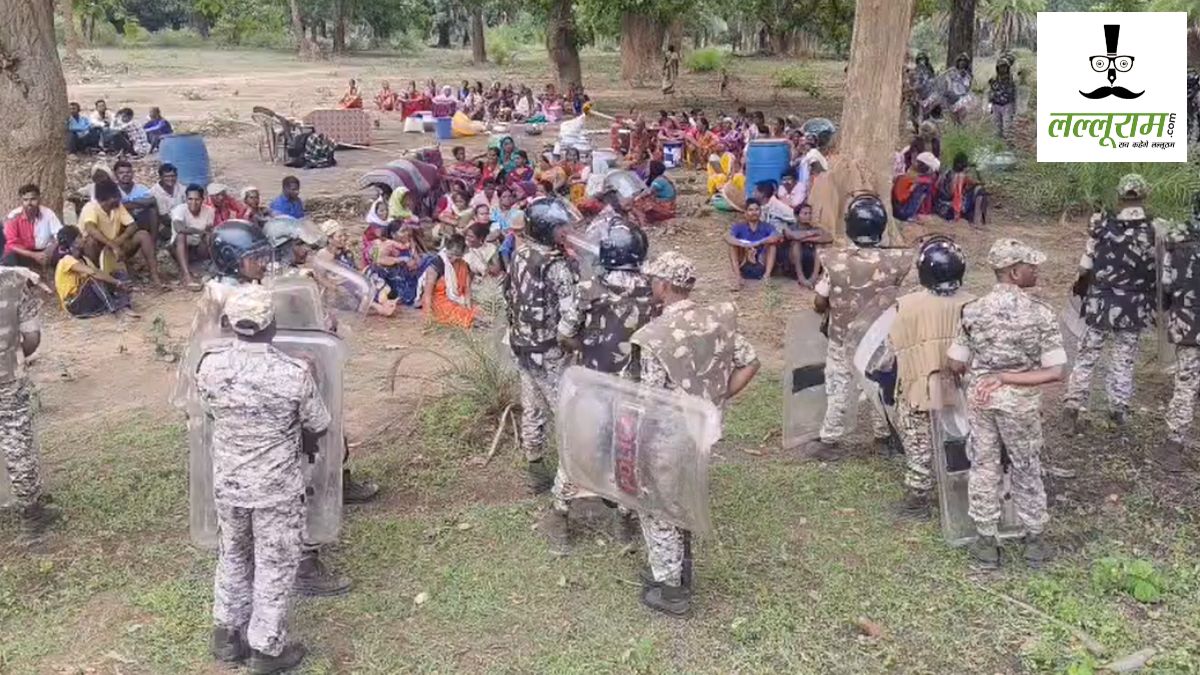 धर्मांतरित परिवारों को गांव छोड़ने का फरमान, ग्रामीणों ने घर से बाहर निकाला सामान, भारी पुलिस बल मौजूद