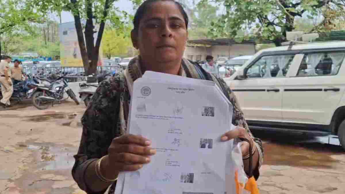 जनसुनवाई में हाईवोल्टेज ड्रामा: हाथ में जहरीला पदार्थ लेकर पहुंची महिला, आत्महत्या की दी चेतावनी