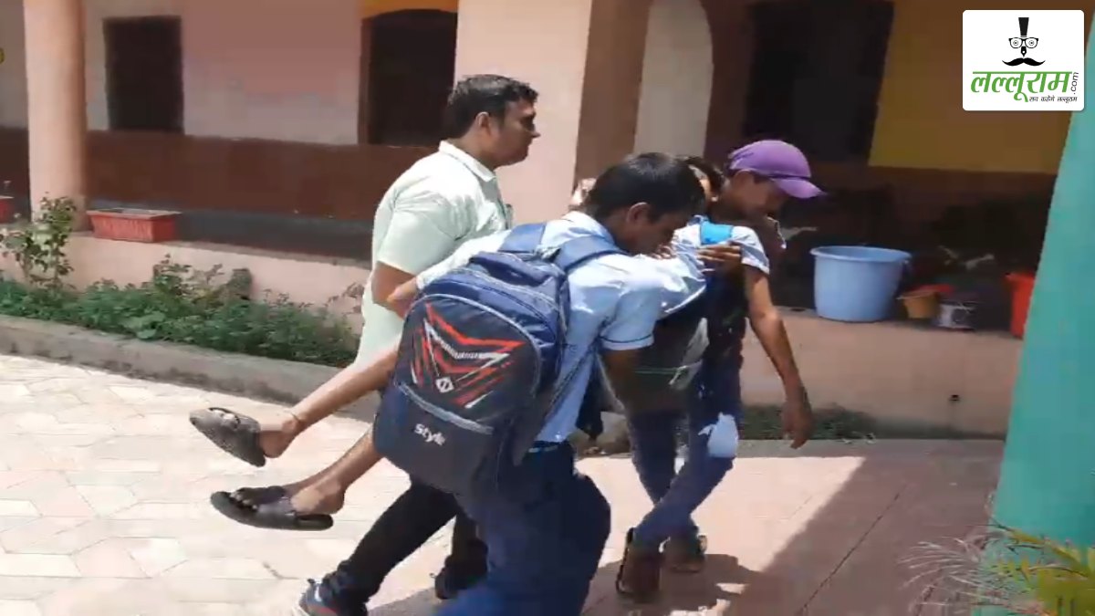 भीषण गर्मी का कहर: स्कूल के पहले दिन प्रार्थना के दौरान बच्चा हुआ बेहोश, मचा हड़कंप