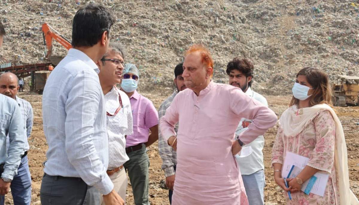 दिल्लीवासियों को कूड़े के पहाड़ से अभी नहीं मिलेगी मुक्ति, ओखला लैंडफिल हटाने की डेडलाइन फिर बढ़ी