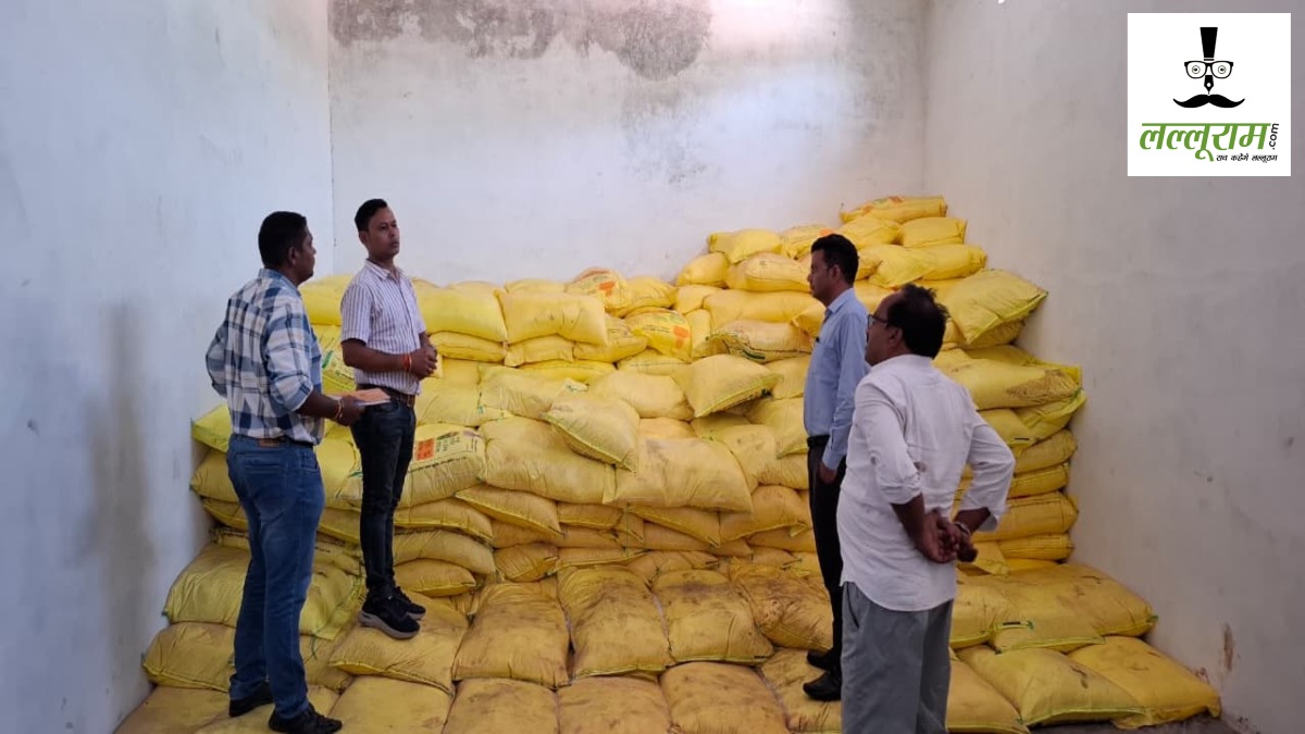 खाद की कालाबाजारी पर बड़ी कार्रवाई : 1500 से अधिक बोरी जब्त, दो प्रतिष्ठानों के लाइसेंस निलंबित