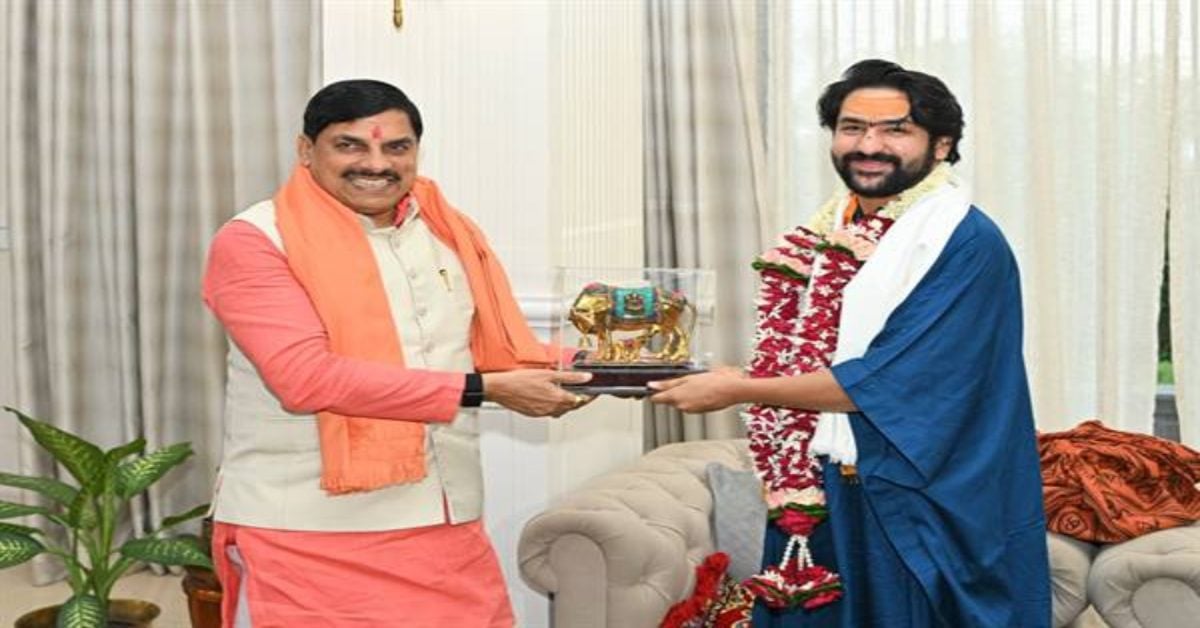 सीएम डॉ मोहन से मिले पंडित धीरेंद्र कृष्ण शास्त्री: मुख्यमंत्री ने लिया आशीर्वाद, बाबा महाकाल की प्रतिमा भेंट की