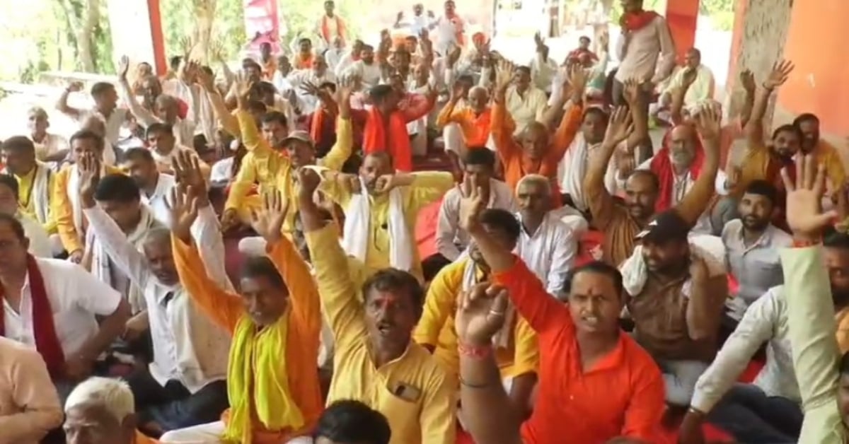 मंदिरों की जमीन को लेकर सरकार और पुजारियों में आर-पार, हनुमान टेकरी पर परिवार सहित सत्याग्रह पर बैठे सैकड़ों पुजारी