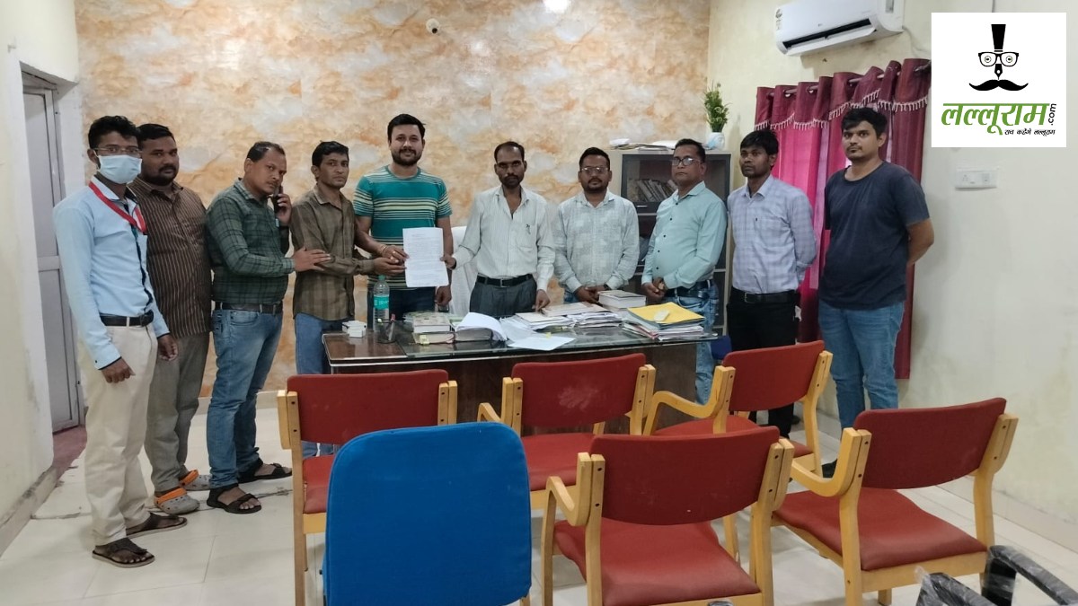 BMO पर मरीज से अभद्र व्यवहार का आरोप : समाज ने की हटाने की मांग, तो बचाव में उतरे स्वास्थ्य कर्मी, काम बंद की करने की दी चेतावनी