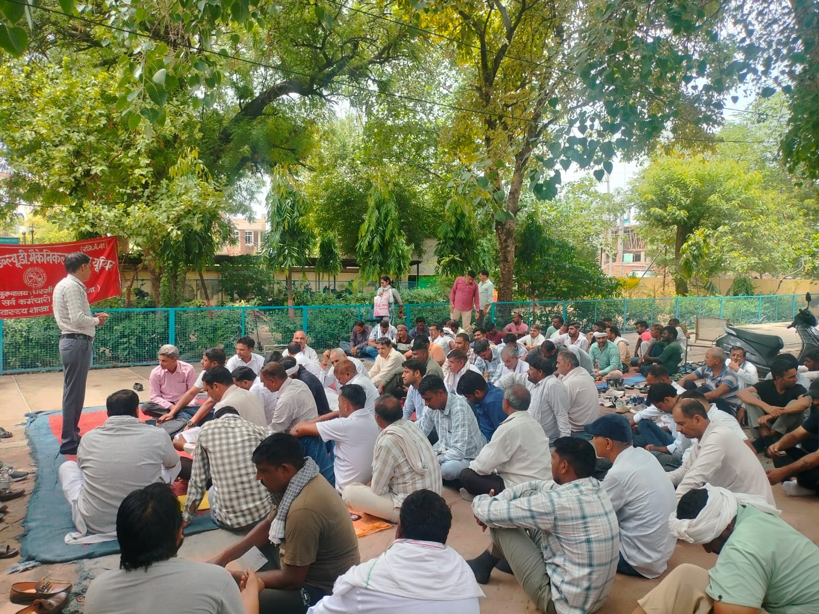 अधीक्षक अभियंता के रवैये के खिलाफ कर्मचारियों का मोर्चा, पीडब्ल्यूडी मैकेनिकल वर्कर्स यूनियन ने किया अनिश्चितकालीन धरने का ऐलान