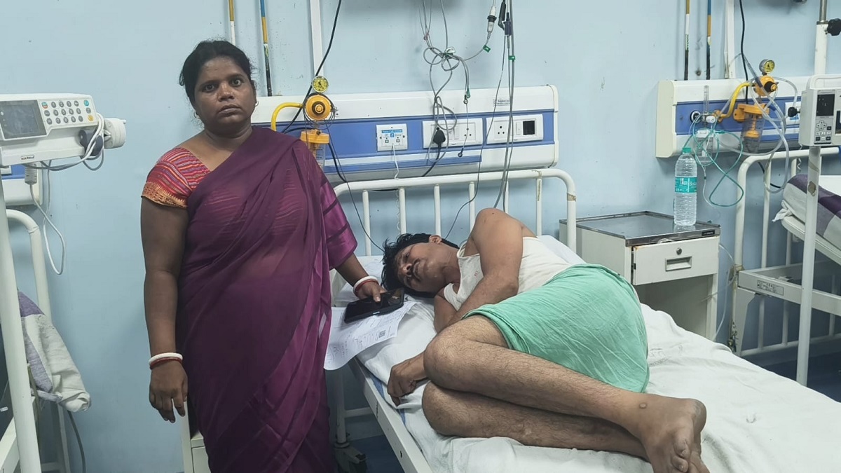 मिट्टी फेंकने को लेकर हुए विवाद में पति-पत्नी के साथ मारपीट, सोने का लॉकेट और मंगलसूत्र छीना