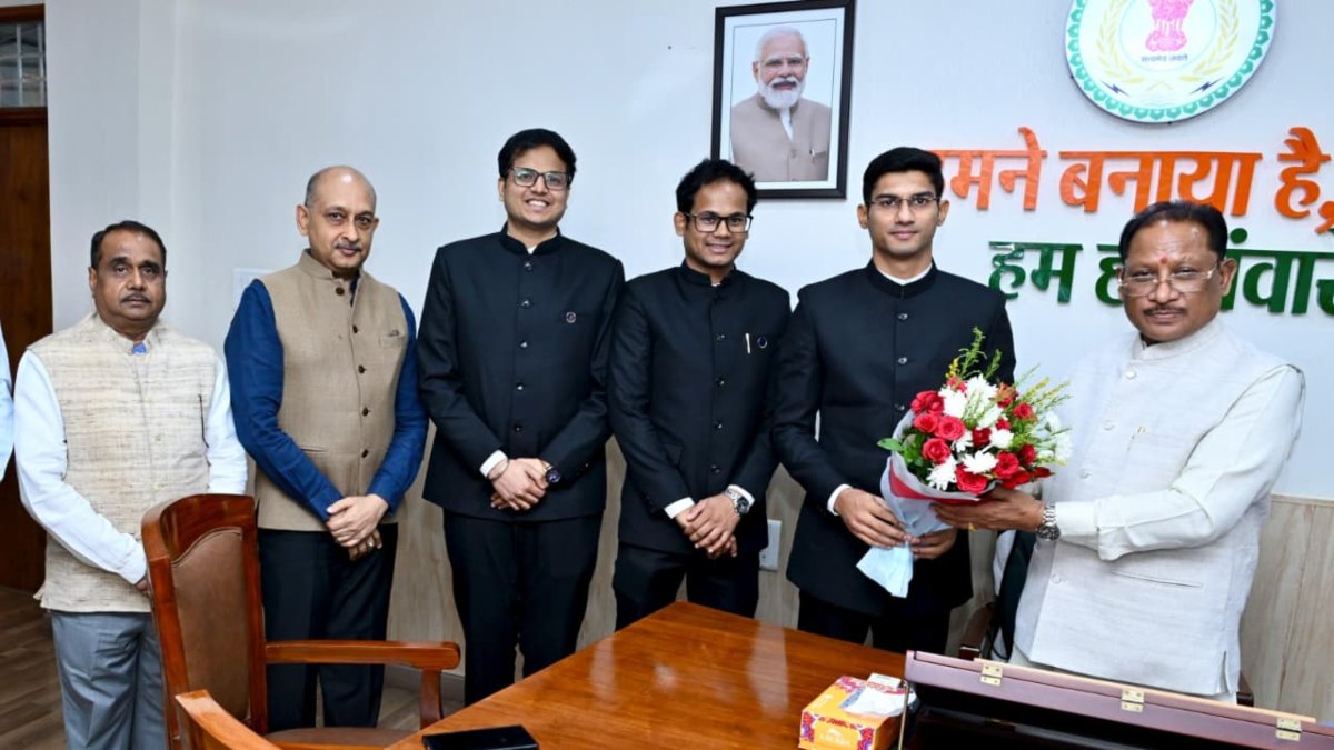 CM साय से प्रशिक्षु IAS अधिकारियों ने की मुलाकात, मुख्यमंत्री ने कहा- जनसेवा ही प्रशासनिक सेवा का सर्वोच्च उद्देश्य