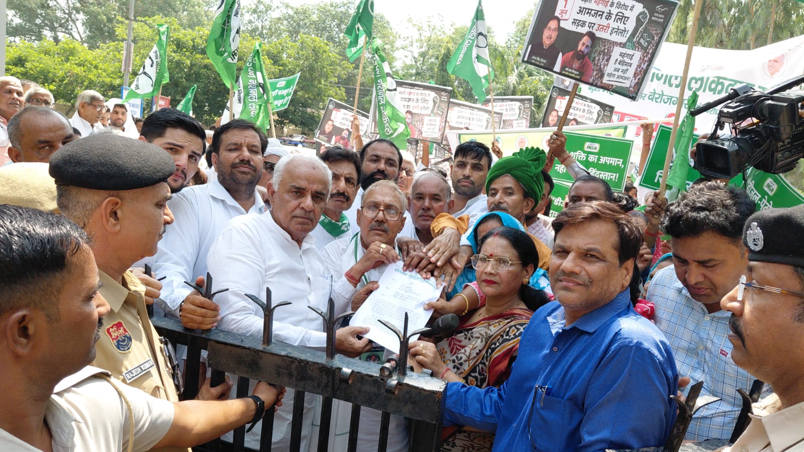 महंगाई, बेरोजगारी और भ्रष्टाचार के खिलाफ भिवानी में इनेलो का प्रदर्शन, प्रधानमंत्री के नाम सौंपा ज्ञापन