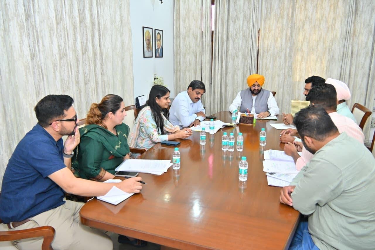 मनरेगा कर्मियों की मांगों के जल्द समाधान का भरोसा, ग्रामीण विकास मंत्री सौंद ने यूनियन से की बैठक