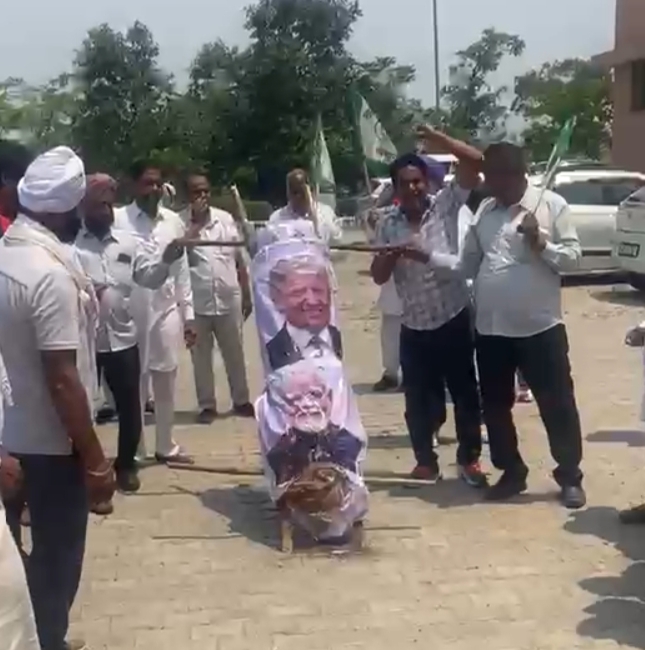भारत-अमेरिका ट्रेड डील के विरोध में भाकियू का प्रदर्शन, किसानों ने मोदी और ट्रंप का पुतला फूंका