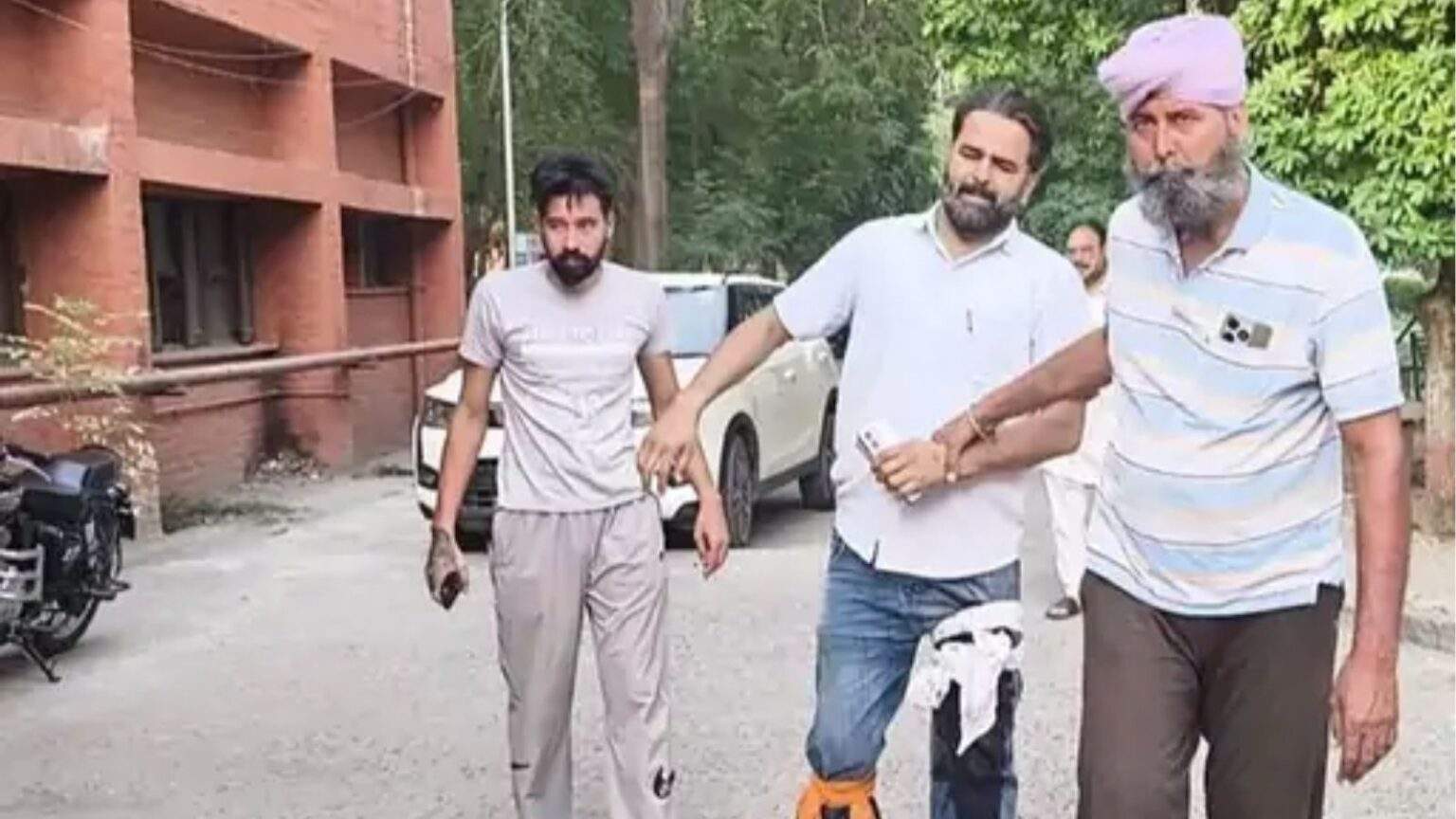 बटाला में आप सरपंच पर जानलेवा हमला, अज्ञात हमलावरों ने बरसाईं गोलियां, गंभीर हालत में अमृतसर रेफर