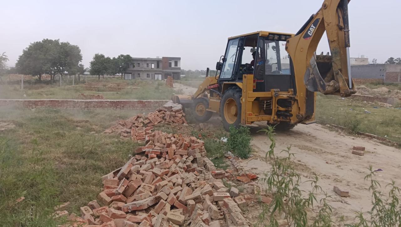 खरखौदा में अवैध कॉलोनियों पर चला बुलडोजर, 18 एकड़ में हो रही अवैध प्लॉटिंग ध्वस्त