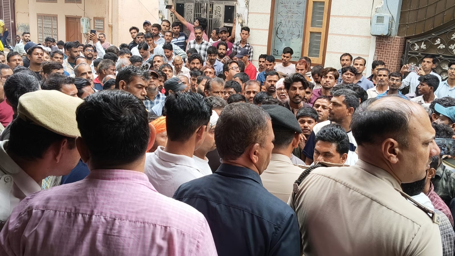 भिवानी जीबीटीएल मिल में मजदूरों का हल्ला बोल, न्यूनतम वेतन 15,221 रुपये की मांग पर अड़े कर्मचारी
