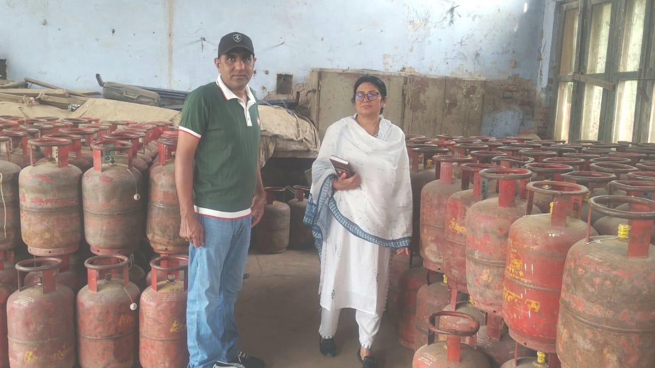 हिसार में सीएम फ्लाइंग की बड़ी कार्रवाई: अवैध गोदाम से 881 गैस सिलेंडर बरामद, एयरपोर्ट के पास चल रहा था भंडारण