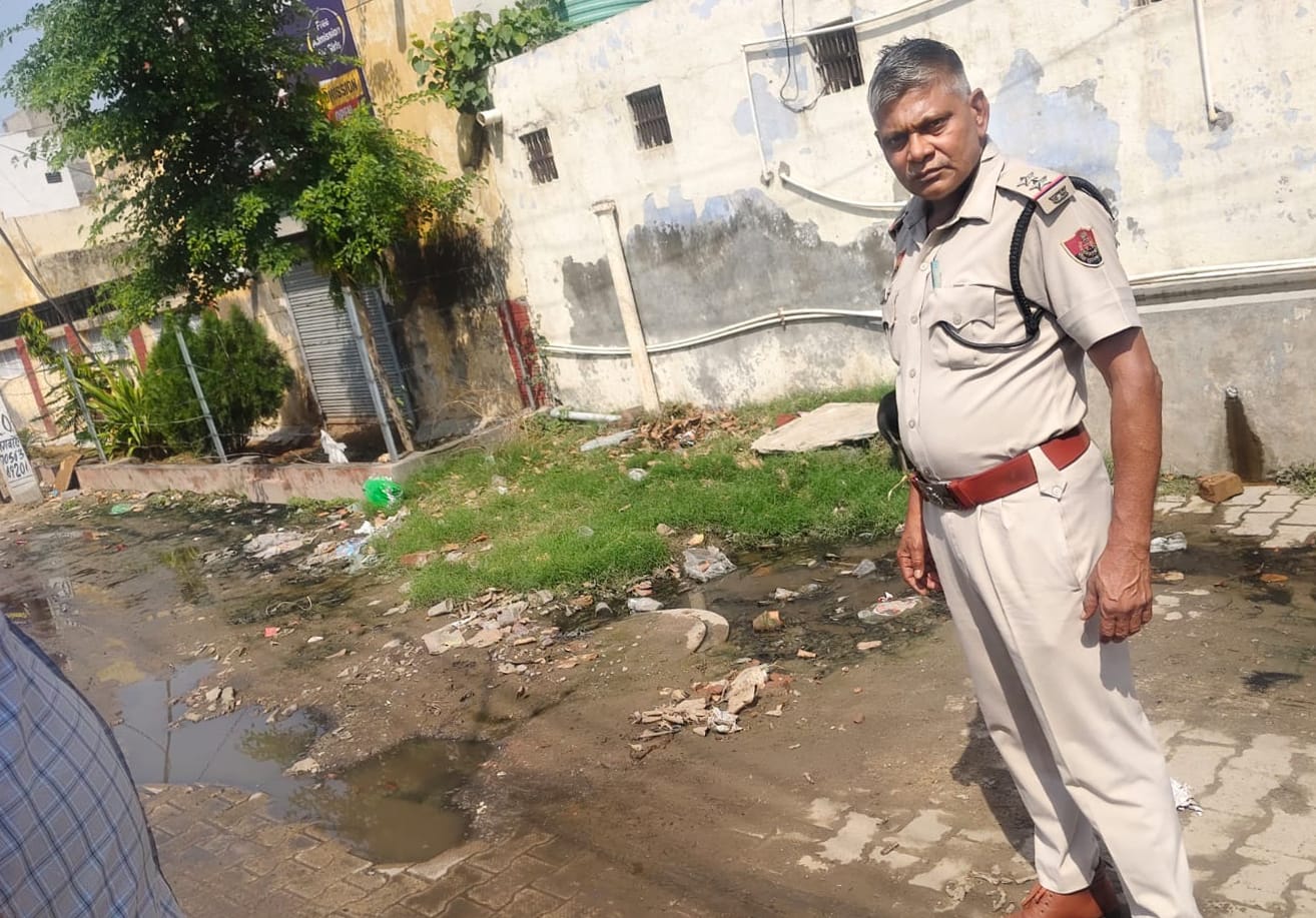 सीवरेज ओवरफ्लो से घिरी जैन चौक पुलिस चौकी, बदबू और बीमारी के साये में ड्यूटी