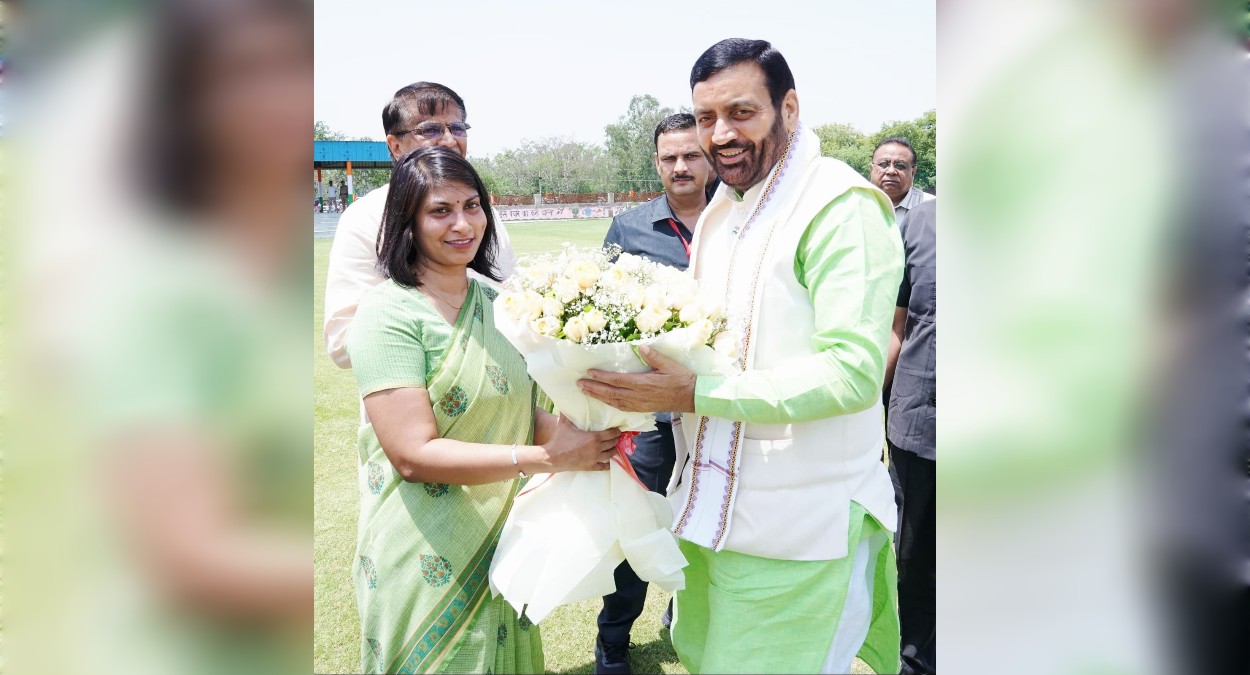 मुख्यमंत्री नायब सिंह सैनी का झज्जर आगमन: डीसी वर्षा खांगवाल ने किया स्वागत, विकास कार्यों और कृषि योजनाओं की दी जानकारी