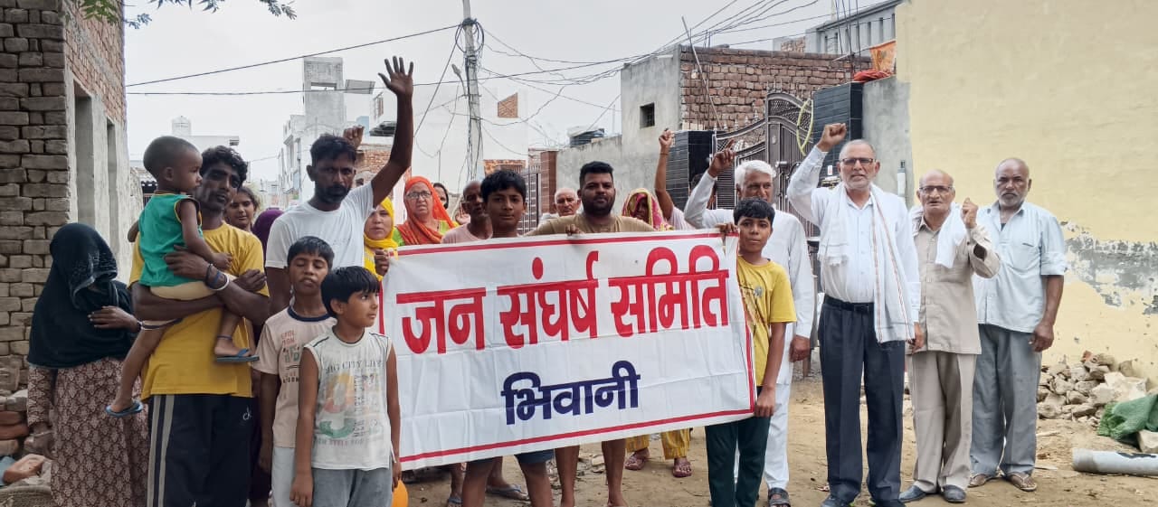 हुनामल प्याऊ के पीछे कच्ची गलियों पर भड़का गुस्सा, विधायक के खिलाफ प्रदर्शन कर जल्द निर्माण की मांग