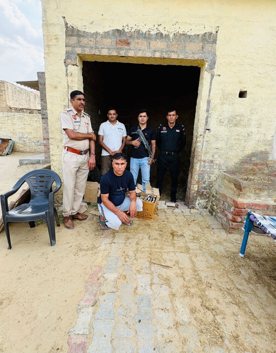 हिसार में SWAT टीम का बड़ा एक्शन, दो गांवों में छापेमारी कर भारी मात्रा में अवैध शराब बरामद