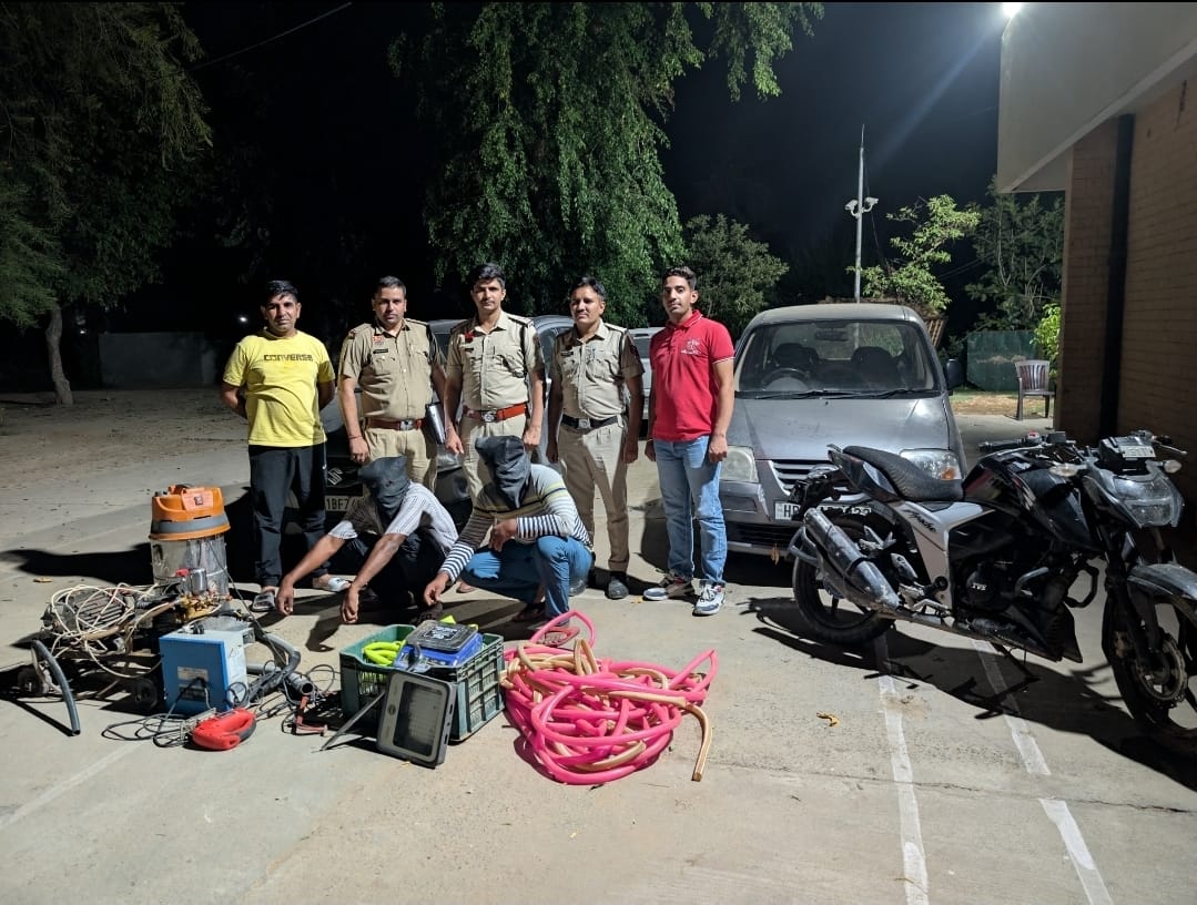 हिसार पुलिस ने दो शातिर चोर दबोचे, पेंट-प्लंबर दुकान और सर्विस सेंटर चोरी का पूरा सामान बरामद