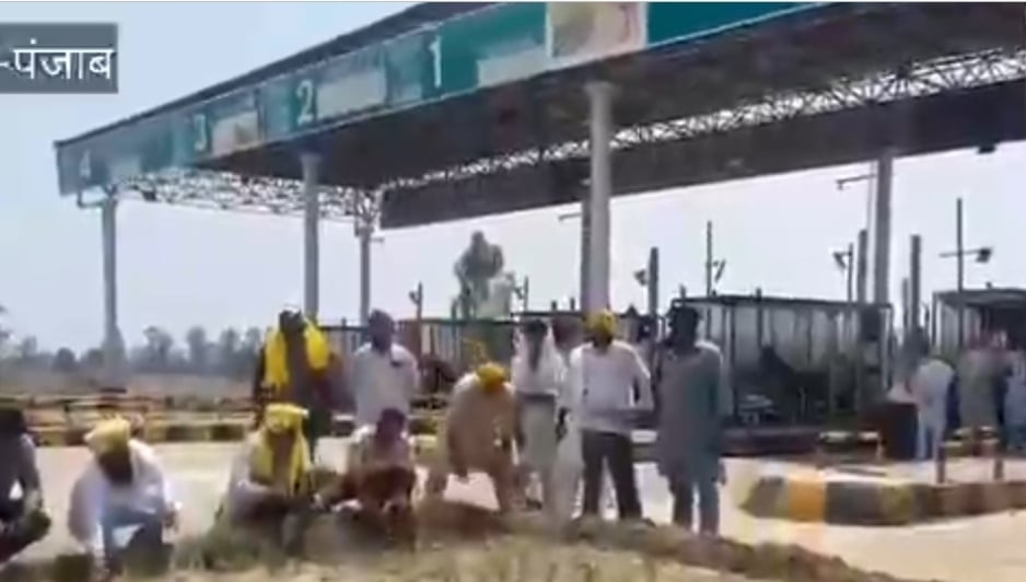 फिरोजशाह टोल प्लाजा पर किसानों का हाई-वोल्टेज ड्रामा, विवादित जमीन पर मिट्टी डालकर बोई धान की फसल