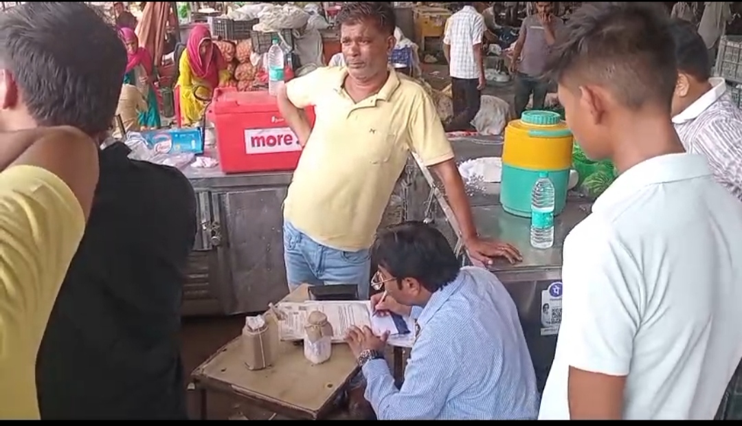 सोनीपत: सब्जी मंडी में खाद्य सुरक्षा विभाग की बड़ी कार्रवाई, पनीर और गन्ने के जूस के सैंपल लिए