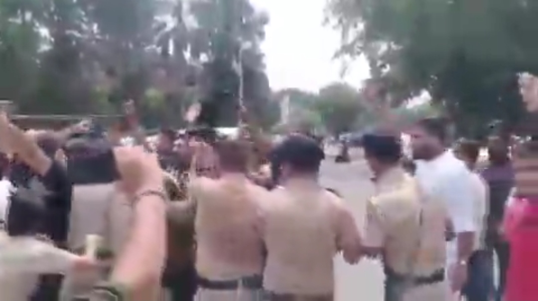 चंडीगढ़ में धर्मेंद्र प्रधान के खिलाफ NSUI का प्रदर्शन, काले झंडे दिखाकर जताया विरोध