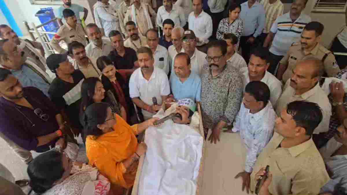 कांग्रेस का अनोखा प्रदर्शन: अस्पताल में सुविधाएं बढ़ाने दिया धरना, ताबूत में लेटकर ओर कफन ओढ़कर दिया धरना