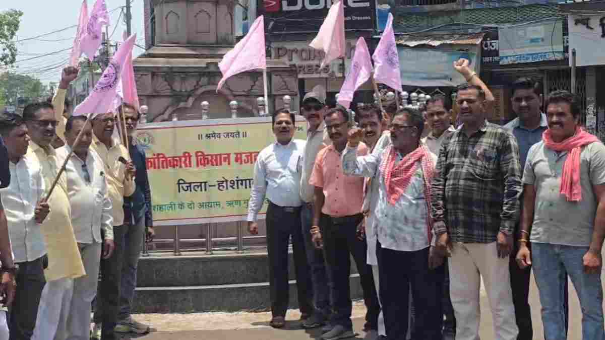 भारत अमेरिका ट्रेड डील को लेकर फूटा किसानों का गुस्सा, अमेरिकी राष्ट्रपति ट्रम का फूंका पुतला