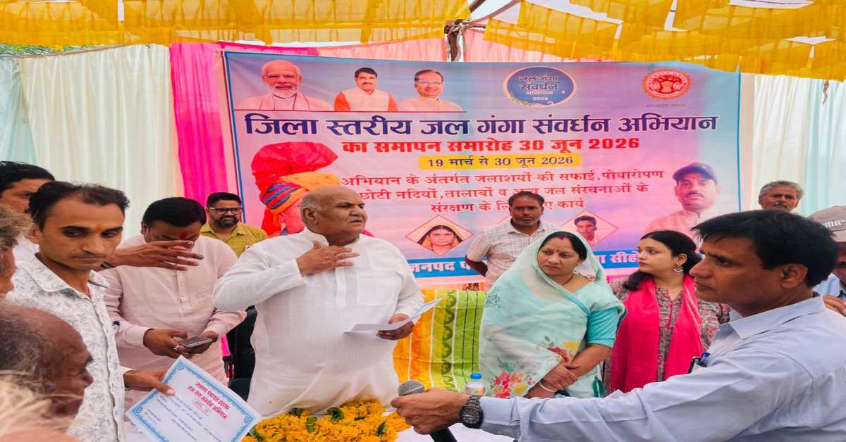 ‘बिल्कुल बर्दाश्त नहीं किया जाएगा’, बैनर-पोस्टर से मंत्री-जिला पंचायत अध्यक्ष की फोटो गायब, जनपद CEO को लगाई फटकार