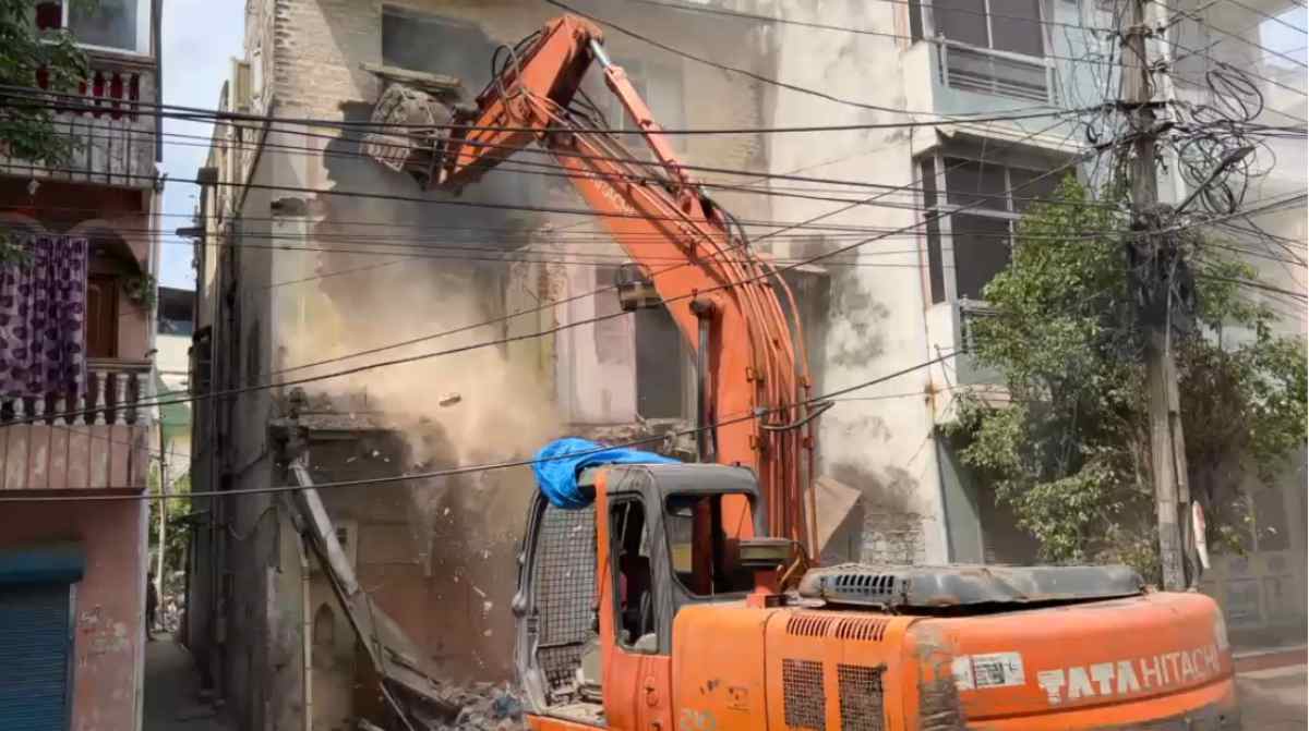 इंदौर में चला ‘पीला पंजा’: सालों पुराने मकानों को निगम ने किया जमींदोज, तीन चरणों में तैयार की लिस्ट