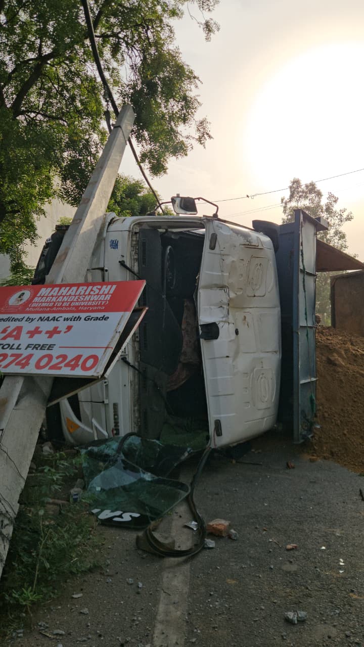 रेत का ‘मौत बनकर’ पलटा डंपर: बाइक सवार दो युवकों की दर्दनाक मौत, चालक फरार