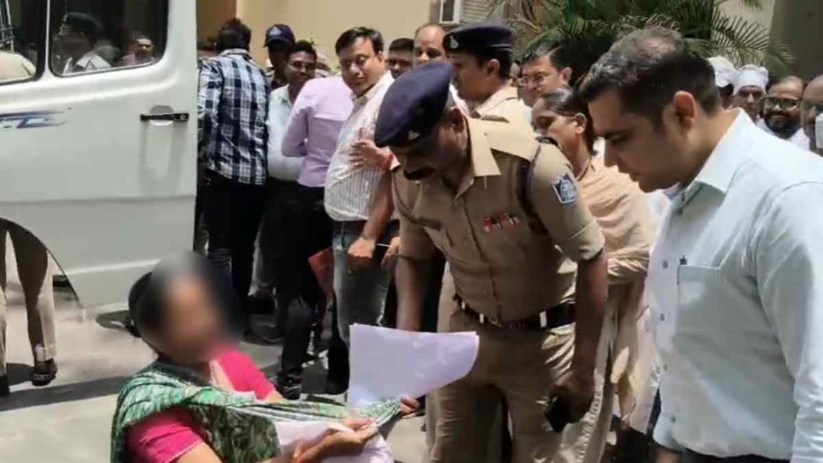 दबंग ने युवती के कपड़े फाड़कर किया निर्वस्त्र, UPSC की कर रही थी तैयारी, कलेक्टर के पैरों पर गिरकर मां ने बेटी के लिए मांगा इंसाफ