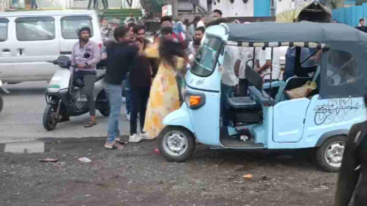 दूसरे मर्द के साथ घूम रही थी पत्नी, पति ने रंगे हाथों पकड़ा, बीच सड़क जड़े थप्पड़