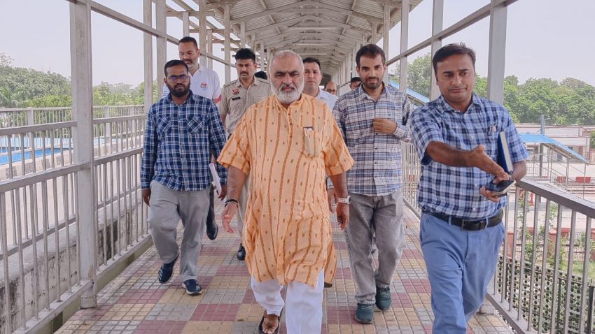करनाल रेलवे स्टेशन पर लगेंगे लिफ्ट और एस्केलेटर, विधायक जगमोहन आनंद ने अधिकारियों संग किया निरीक्षण