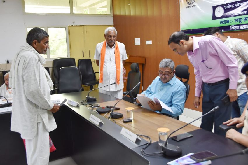 लघु सचिवालय में लगा समाधान शिविर, SDM संजय कुमार ने सुनीं जनसमस्याएं