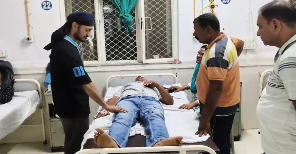 तेज रफ्तार कार का कहर: जोरदार टक्कर से हवा में उछले जनपद पंचायत CEO, नाजुक हालत में जिला अस्पताल में भर्ती