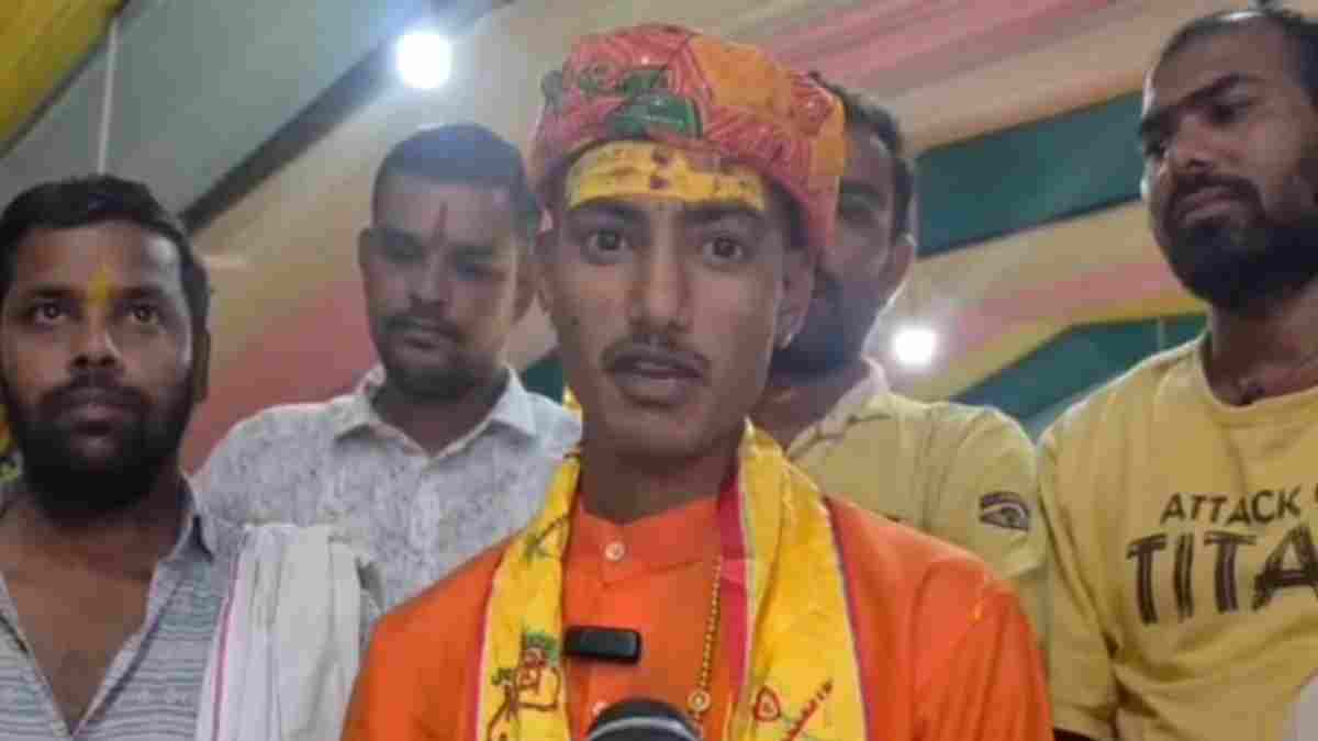 खंडवा में मुस्लिम युवक ने अपनाया सनातन धर्म: आजाद पठान बना अजय कश्यप, महादेवगढ़ मंदिर में विधि-विधान से की घर वापसी   