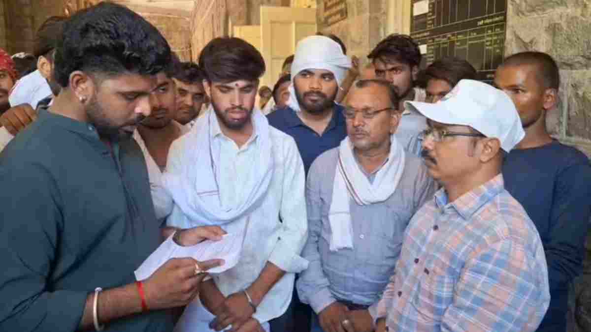 खंडवा में गोवंश का मांस और अवशेष मिलने का मामला: आरोपियों के खिलाफ रासुका कार्रवाई की मांग, कलेक्ट्रेट पहुंचे ग्रामीणों ने 15 दिन का अल्टीमेटम 