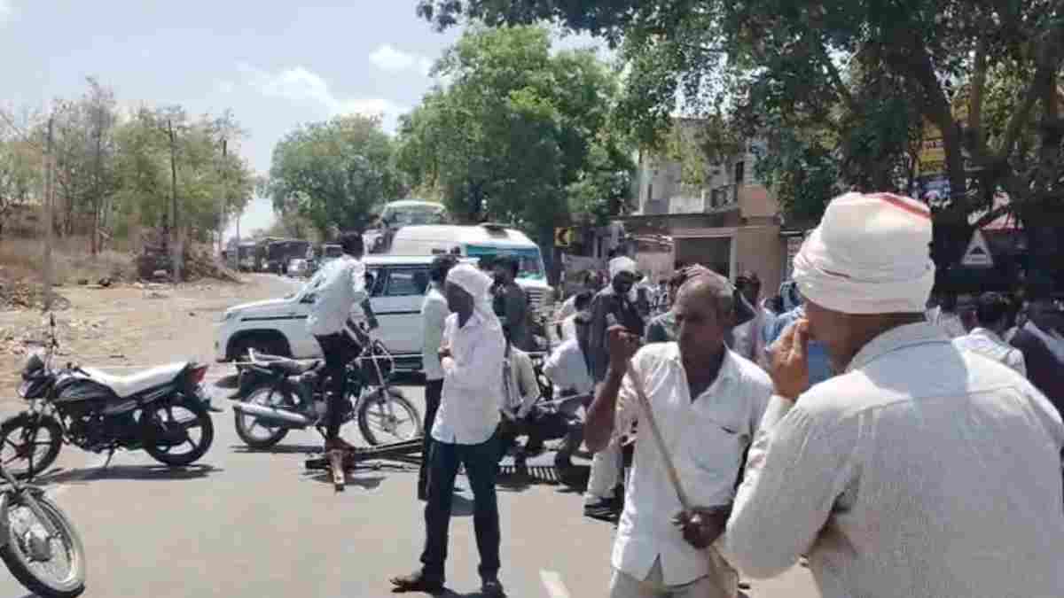 पानी की मांग पर किसानों ने किया हाईवे जाम: खरगोन में 250 से ज्यादा किसान सड़क पर उतरे, दो घंटे बंद रहा ट्रैफिक