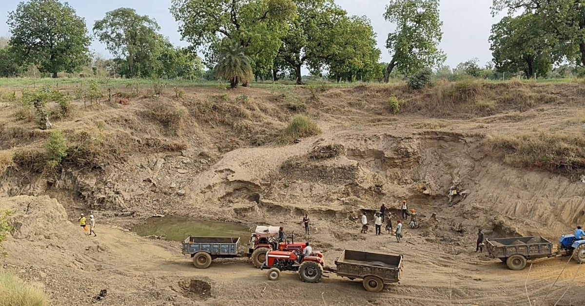 प्रशासन की साठगांठ से फल-फूल रहा अवैध कारोबार! दतला नदी को रेत माफिया ने बनाया मैदान, कलेक्टर-एसपी से गुहार